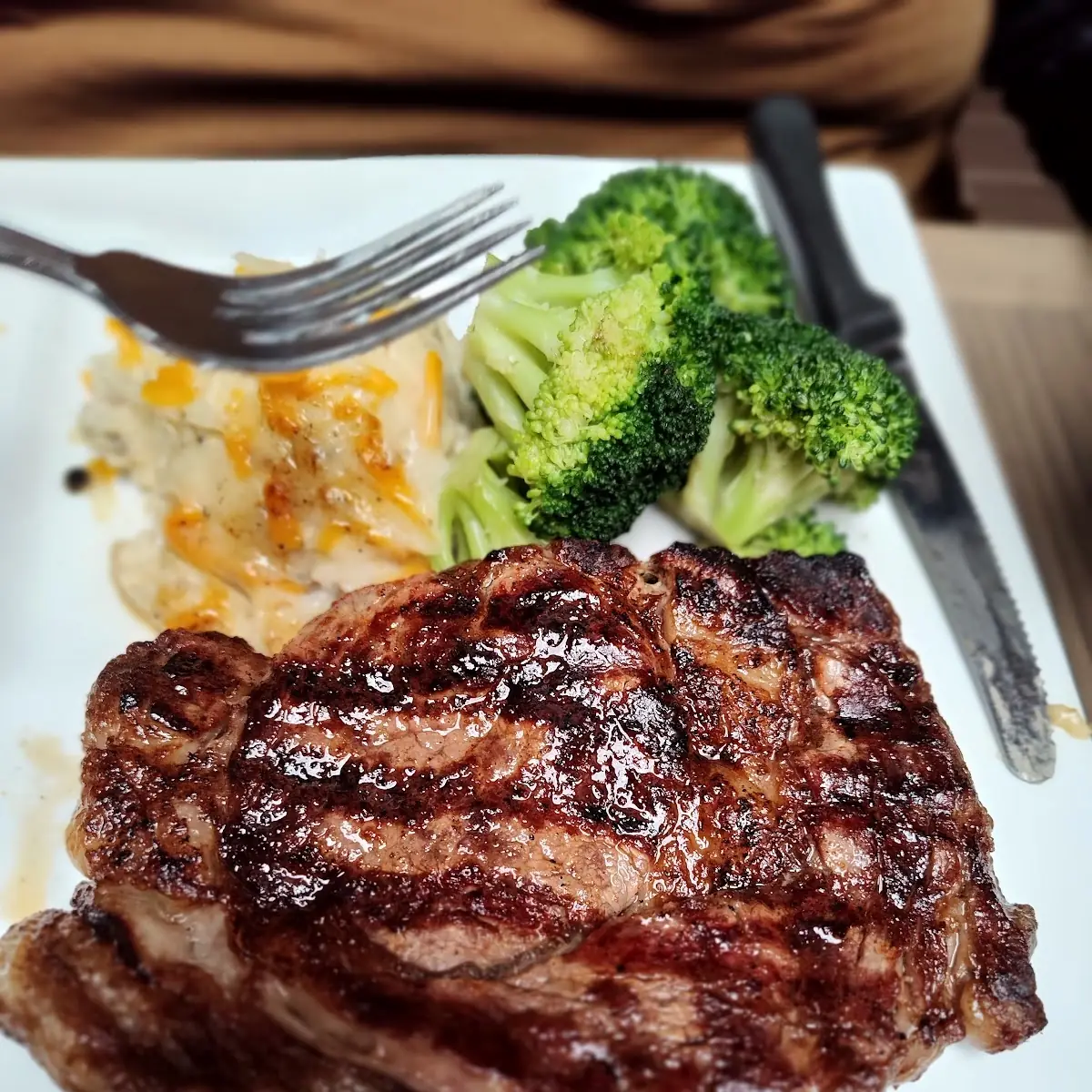 Ribeye Steak w Cheesy Mashed Potatoes and Broccoli