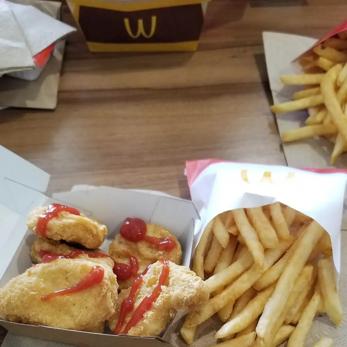Chicken Nuggets Con Papas Fritas