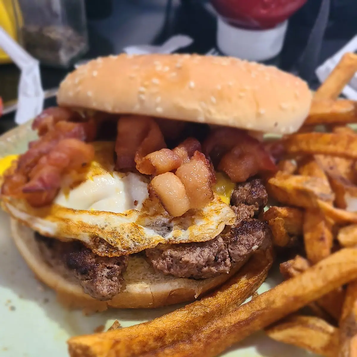 Burger w Hand Cut Fries