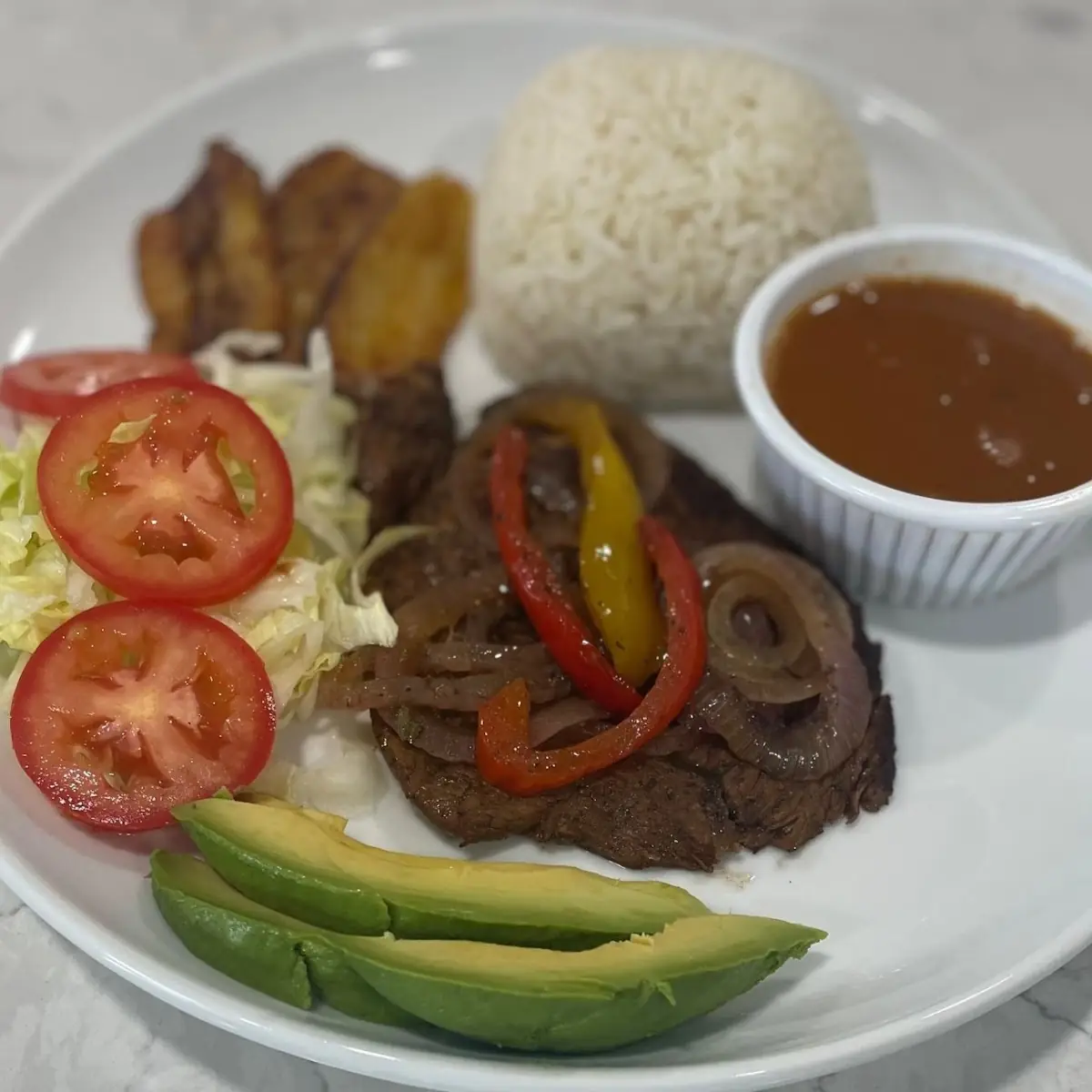 Bistec Encebollado 2 Acompañantes
