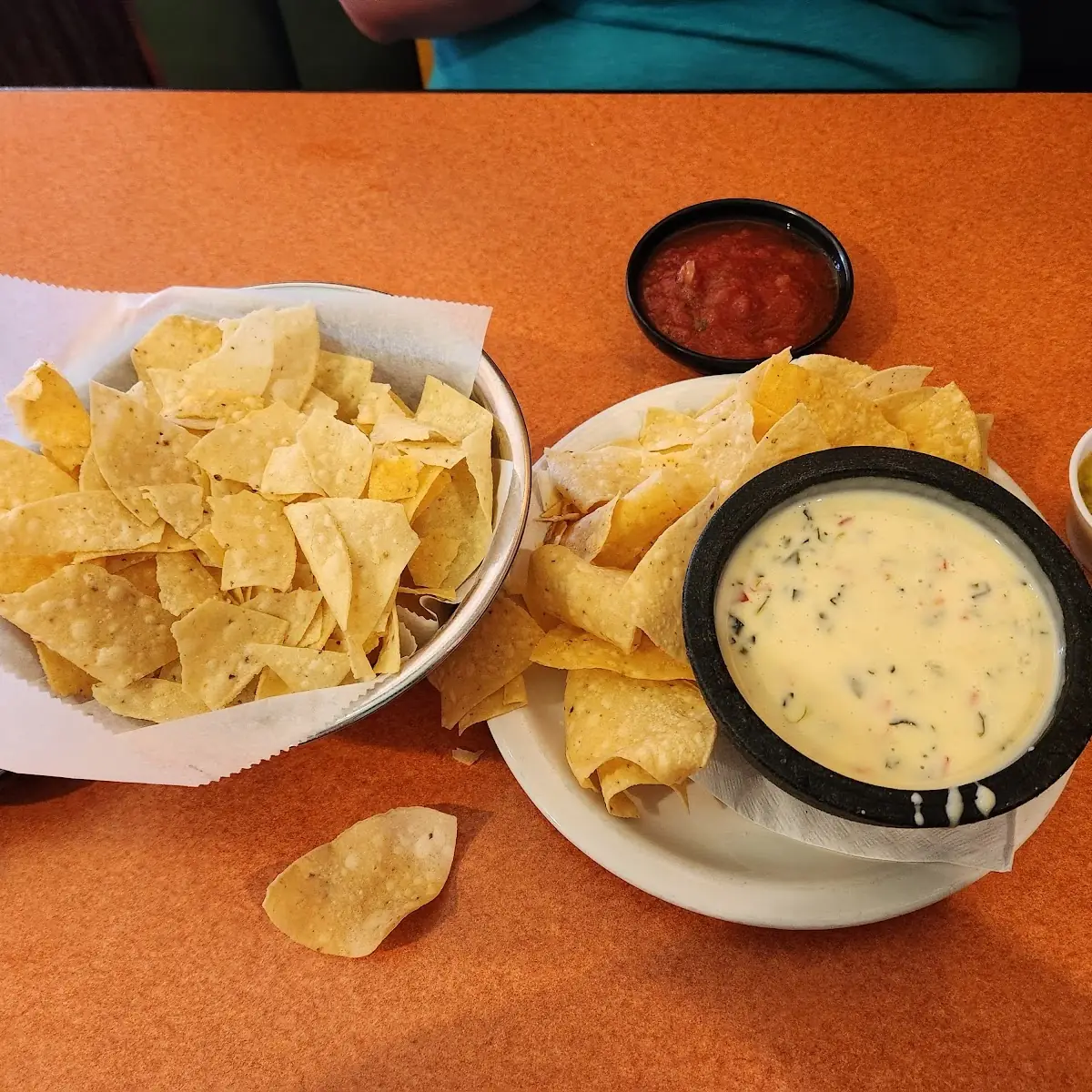 Espinaca Cheese Dip with Chips & Salsa