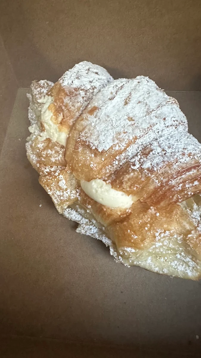 Canoli Croissant Sandwich