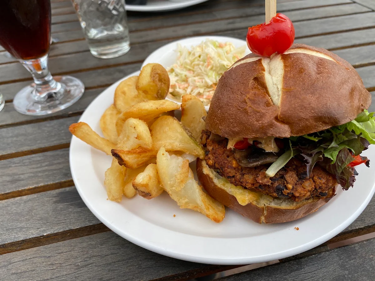 Burger Végé, Microbrasserie du Lac Saint-Jean / Boutique & Bistrot
