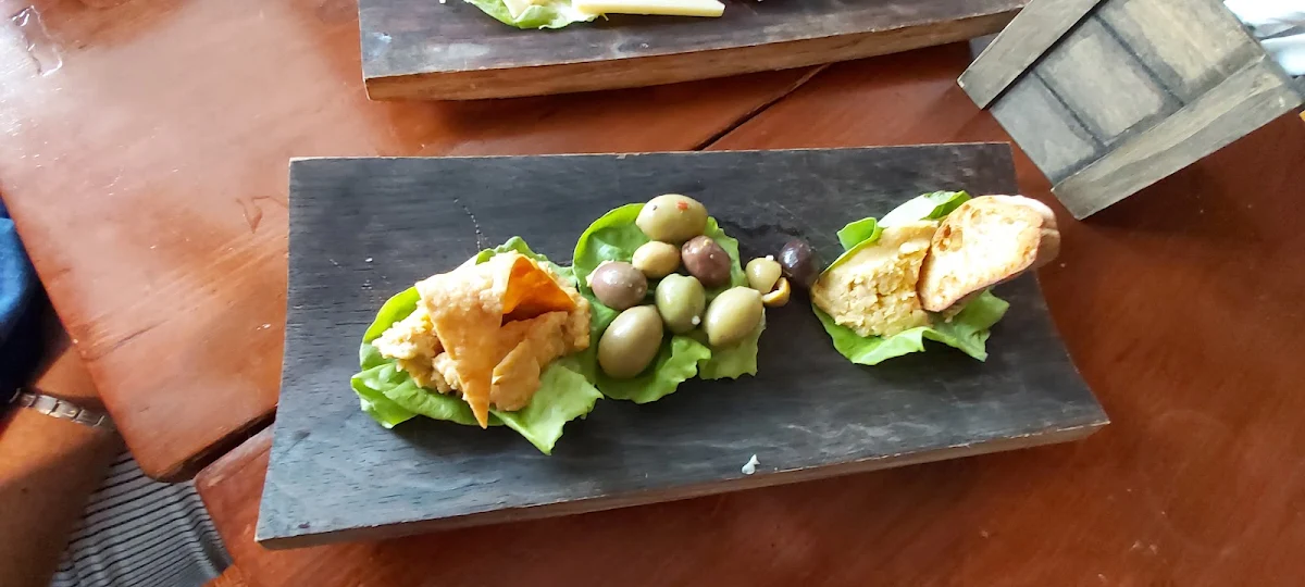Duo Olives Et Hummus, Microbrasserie du Lac Saint-Jean / Boutique & Bistrot