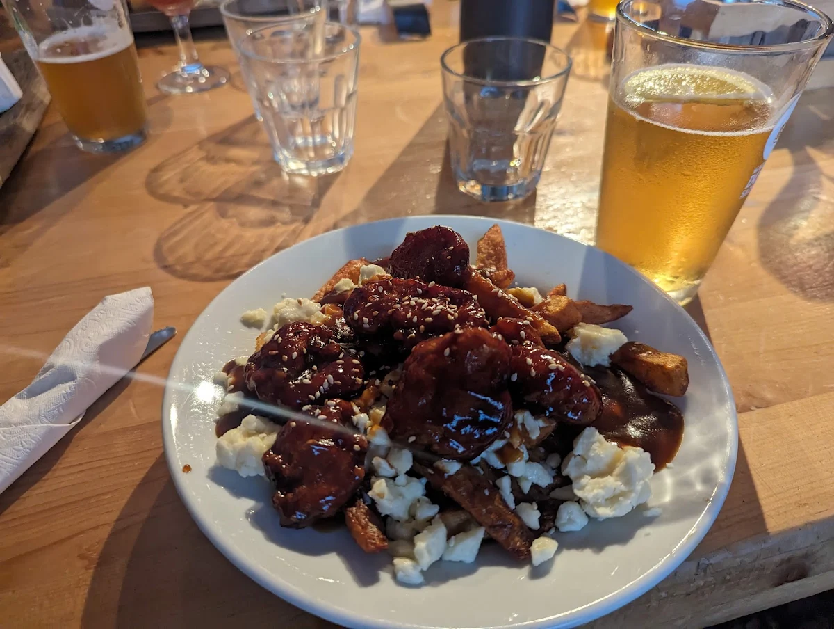 Poutine Poulet Général Tao, Microbrasserie du Lac Saint-Jean / Boutique & Bistrot