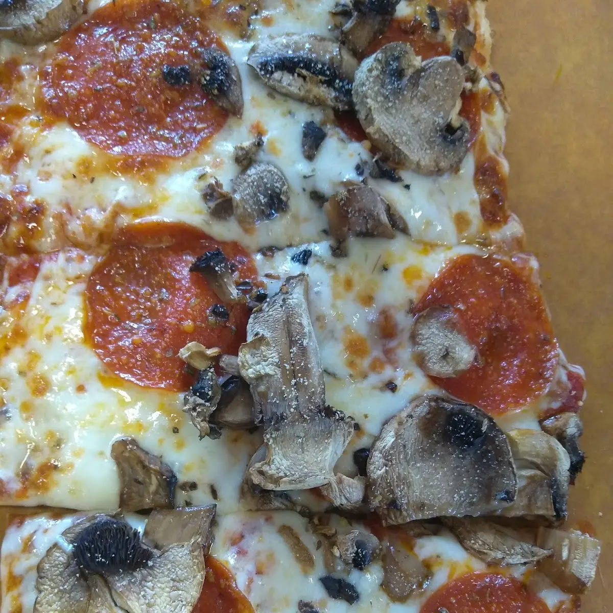 Pizza Flat Bread Mushrooms Bacón Pepperoni & Pineapple