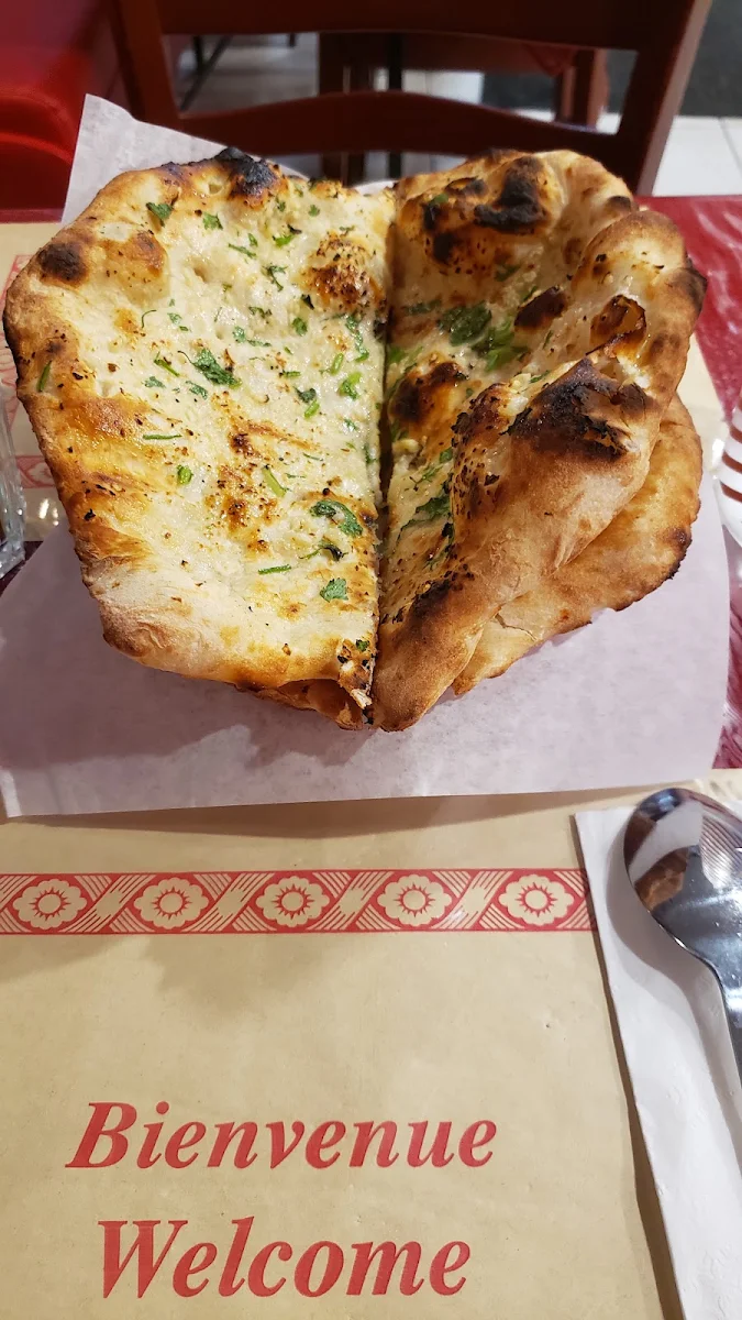 Naan À L'ail Garlic Naan, Salateen Restaurant