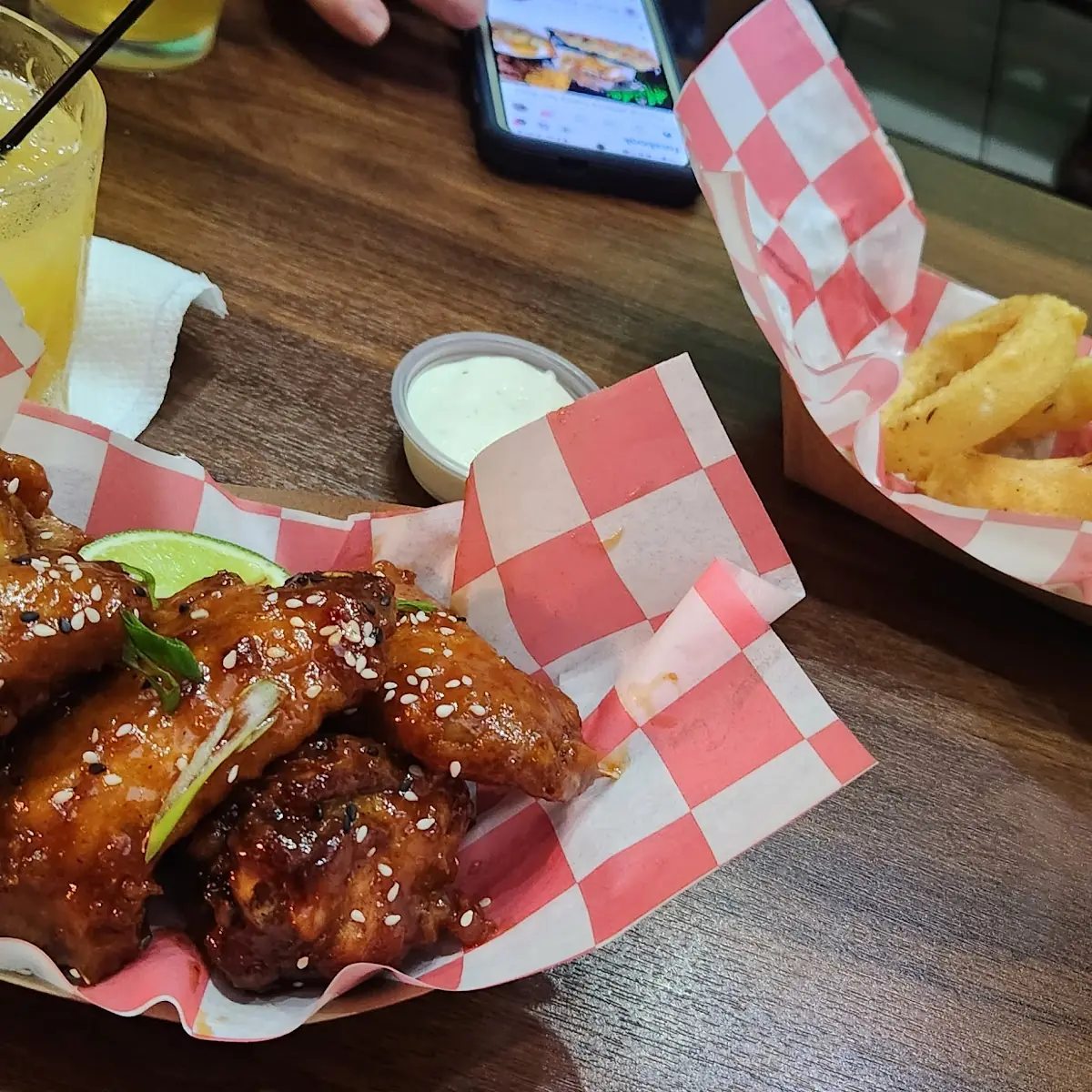 Alitas de Pollo Y Onion Rings