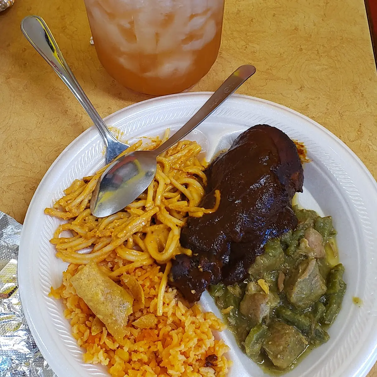 Pollo En Mole Rojo Arroz