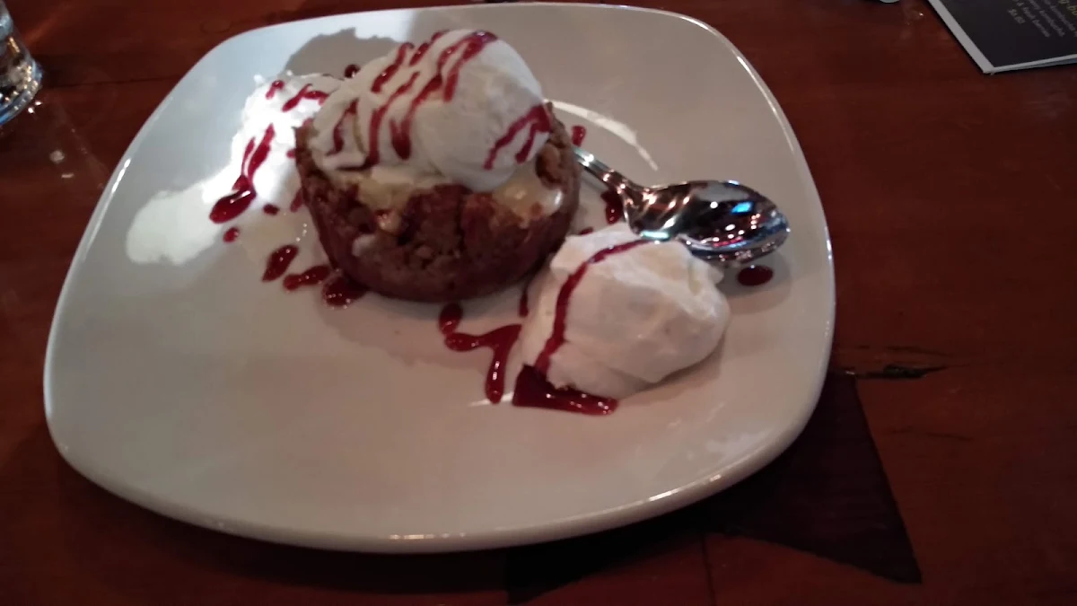 Strawberry Rubarb Crumble, The Hideout