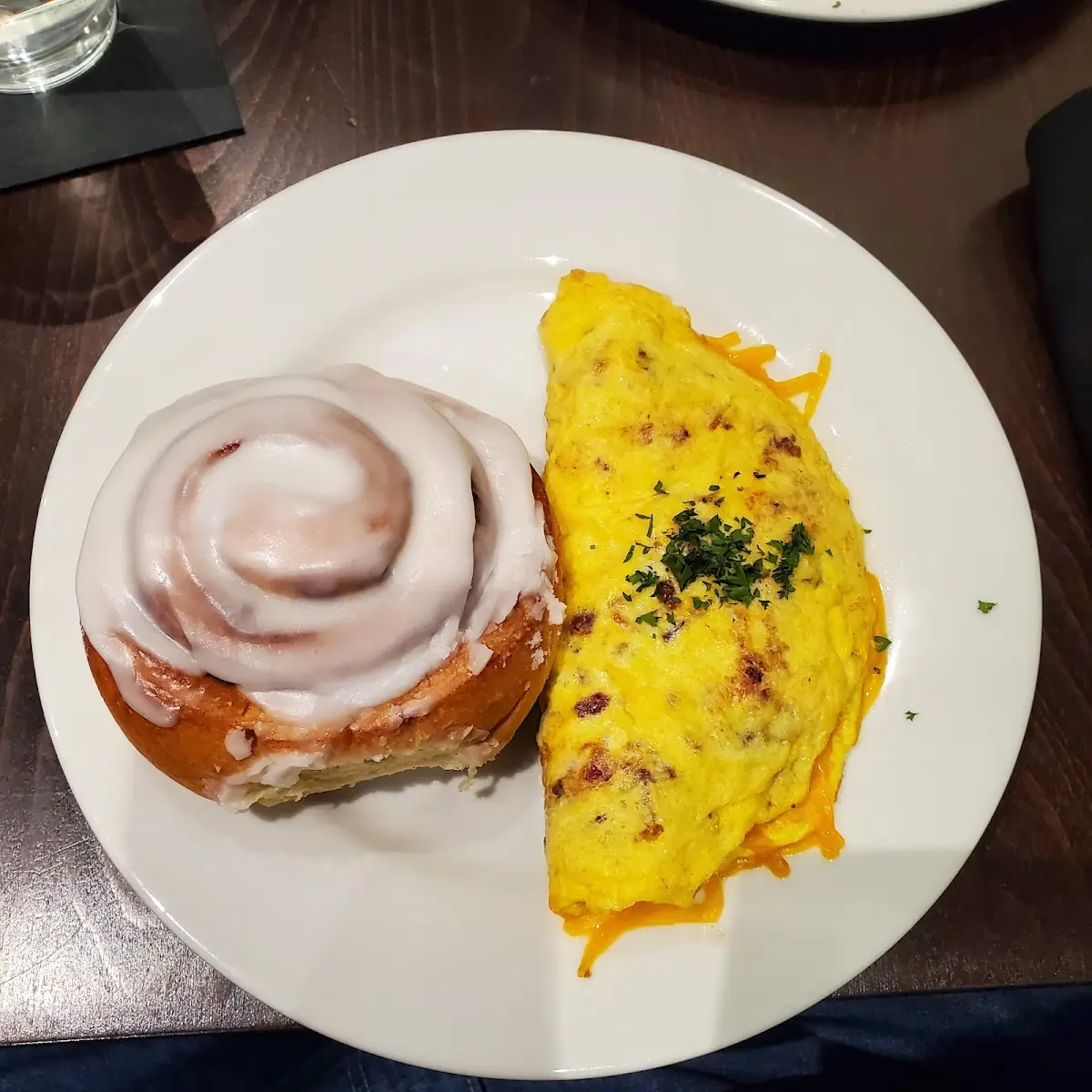 Meatlover Omlette w Cinnamon Roll