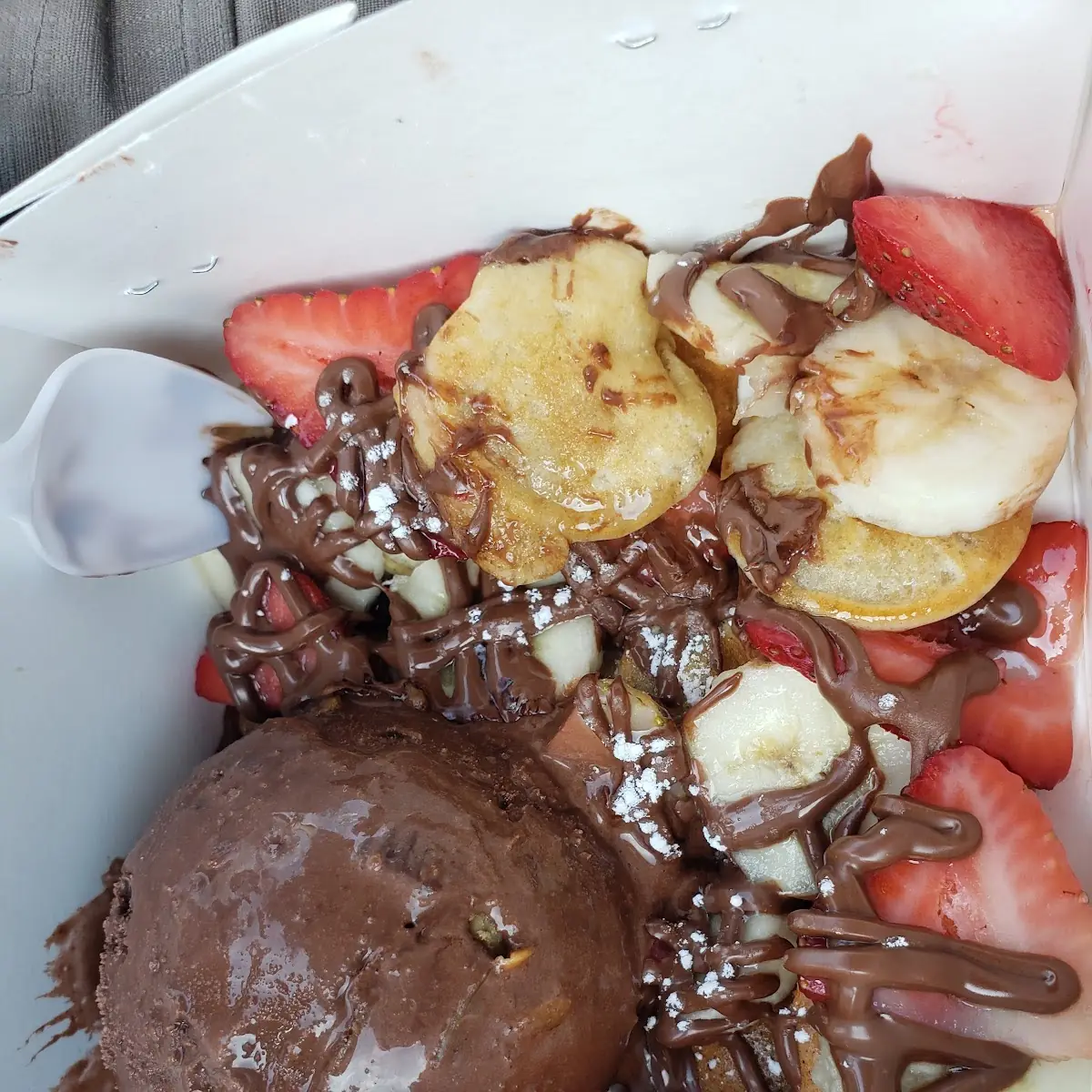 Nutella Strawana w Chocolate Ice Cream