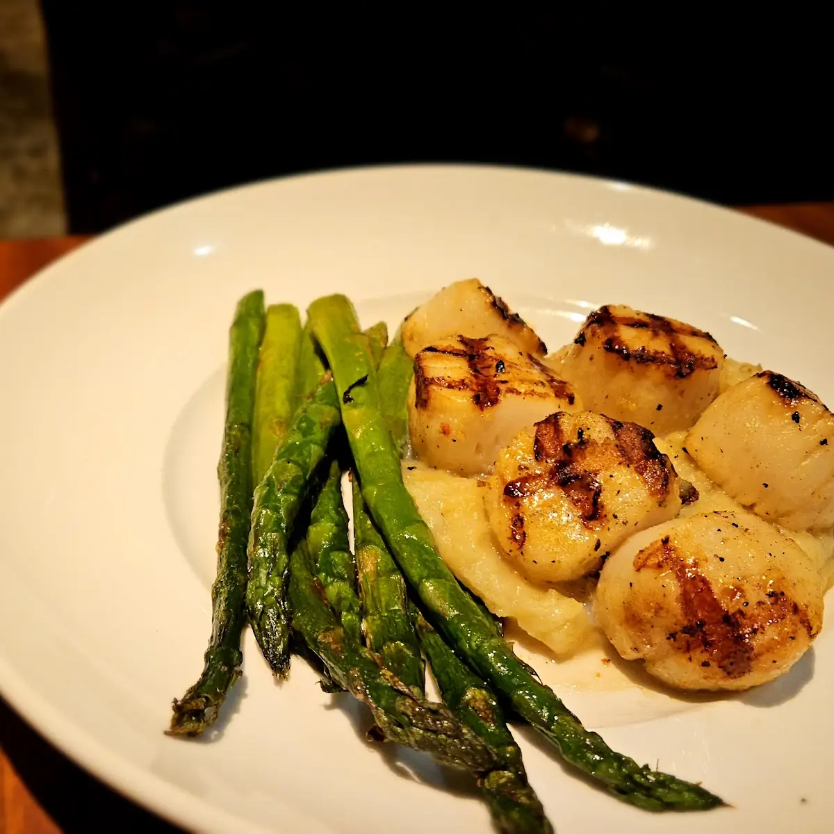 Caramelized Grilled Sea Scallops with Broccoli