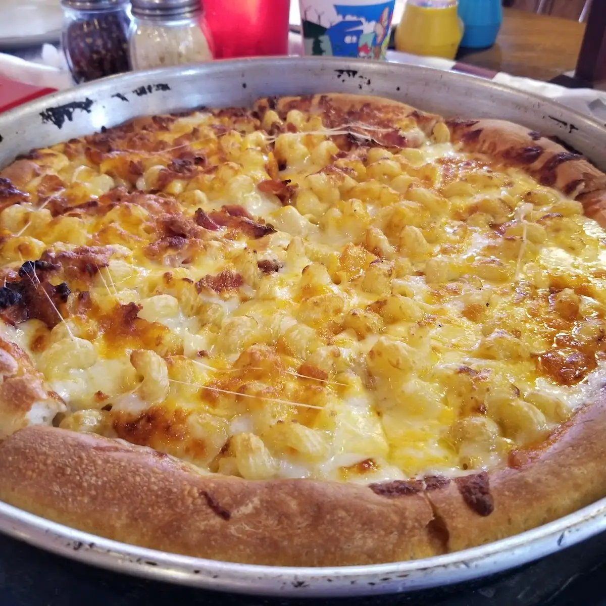 Mac and Cheese Pan Pizza