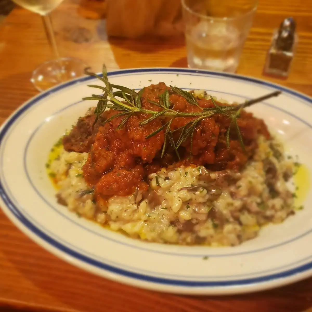 Short Ribs Con Risotto Ai Funghi