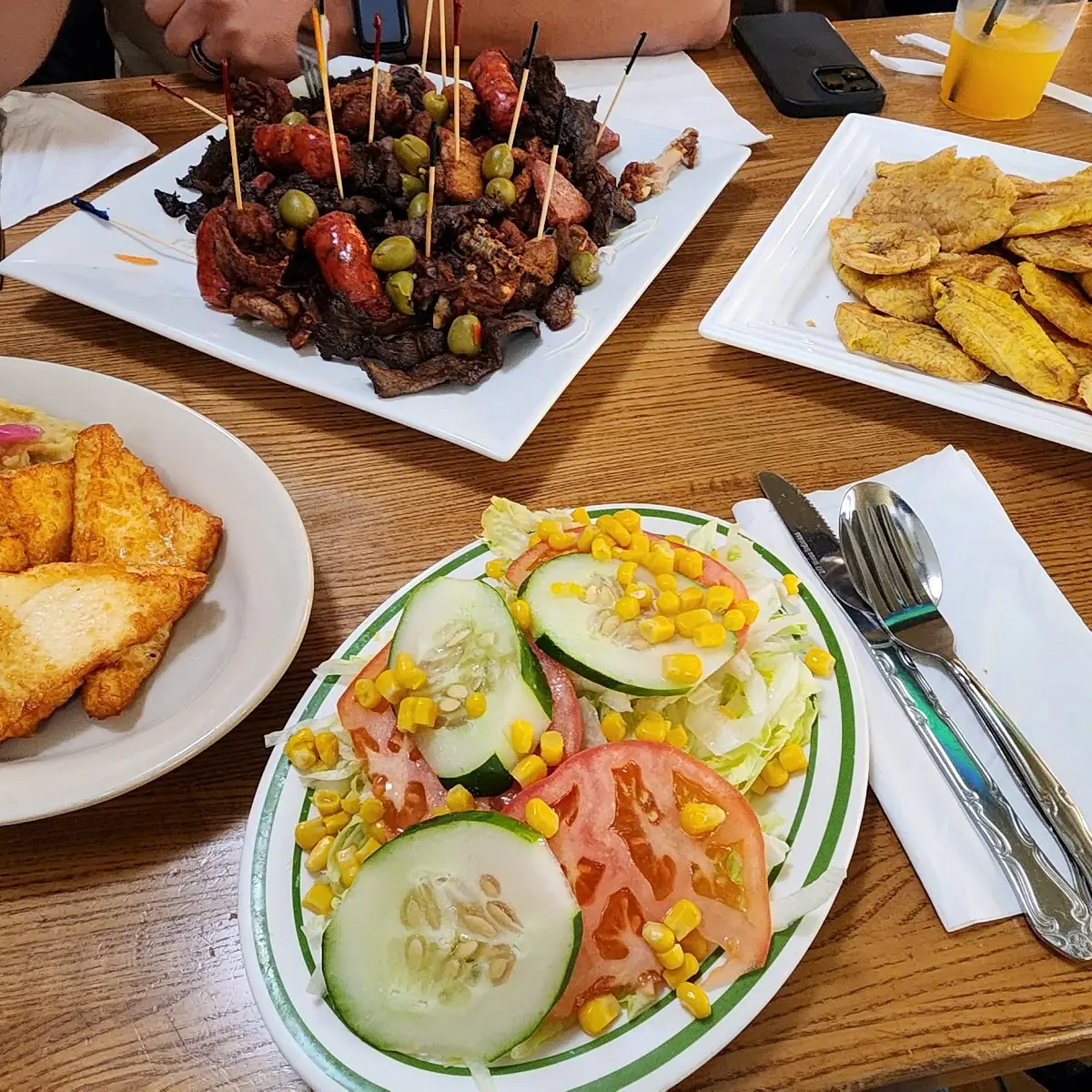 Picadera Tostones Mangú Con Queso Frito Y Ensalada