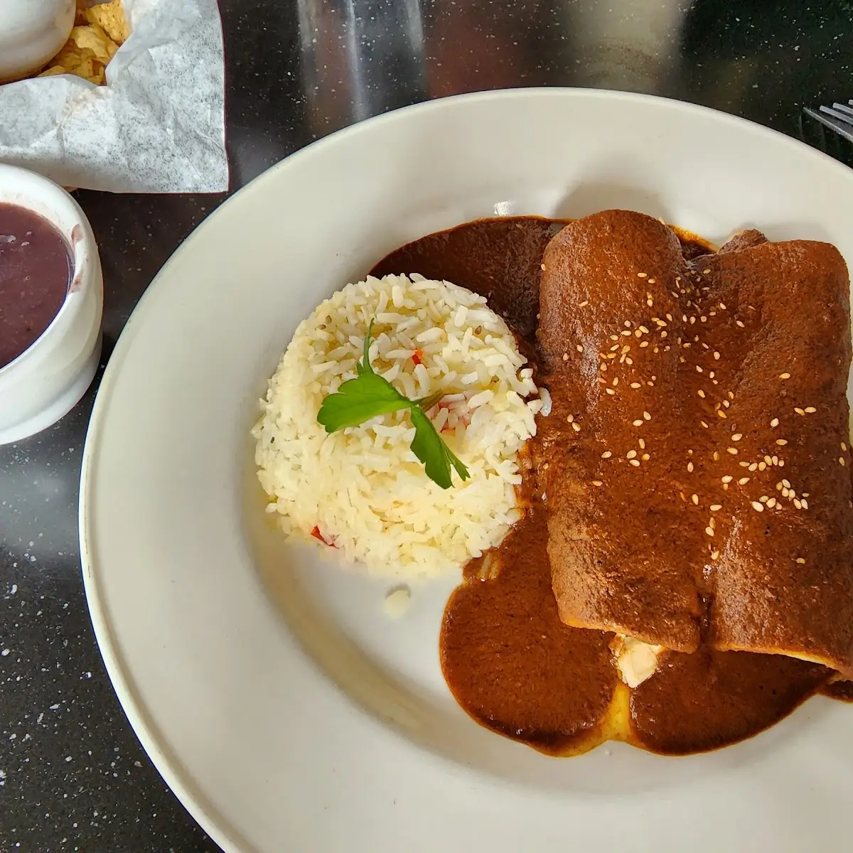 Pollo En Mole Con Queso