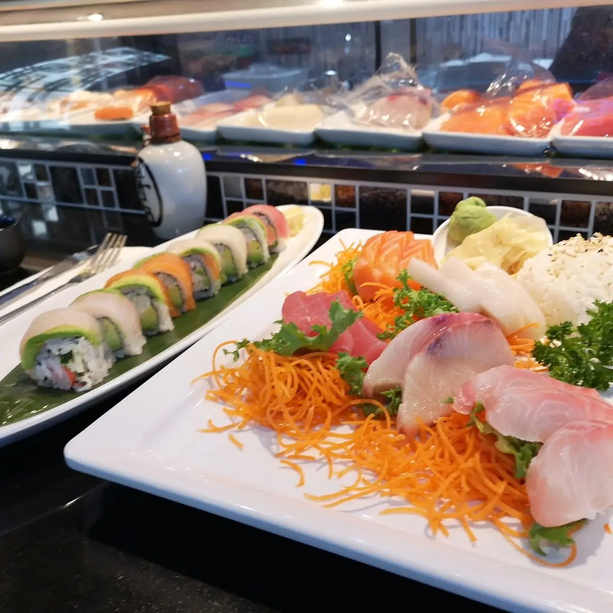 Aquarium Sashimi and Rainbow Roll