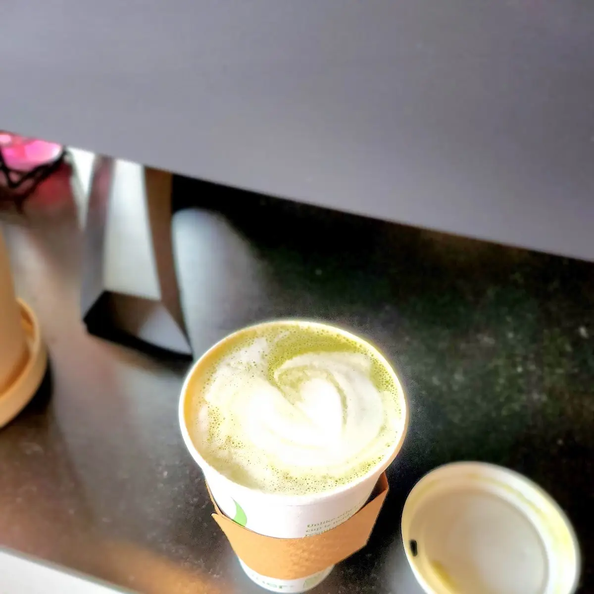 Matcha Latté with White Chocolate Powder