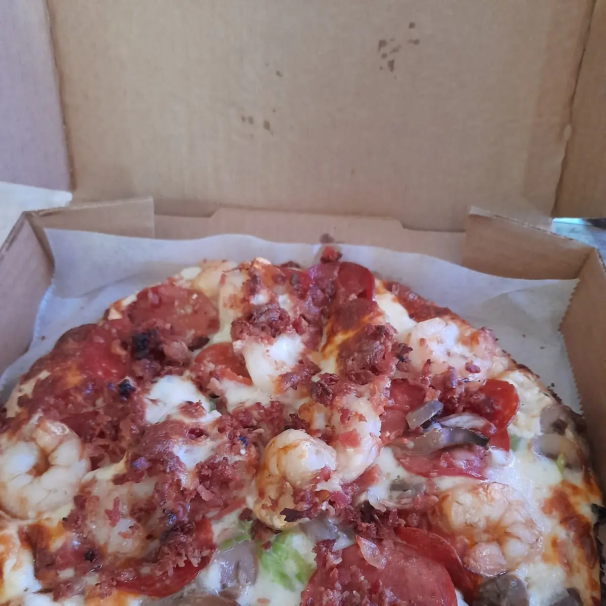 Pizza Combinada Con Bacon Adicional En Salsa de Alfredo