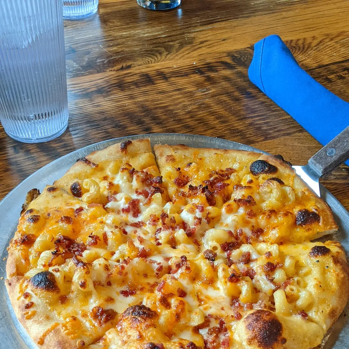 Beer Mac and Cheese Pizza