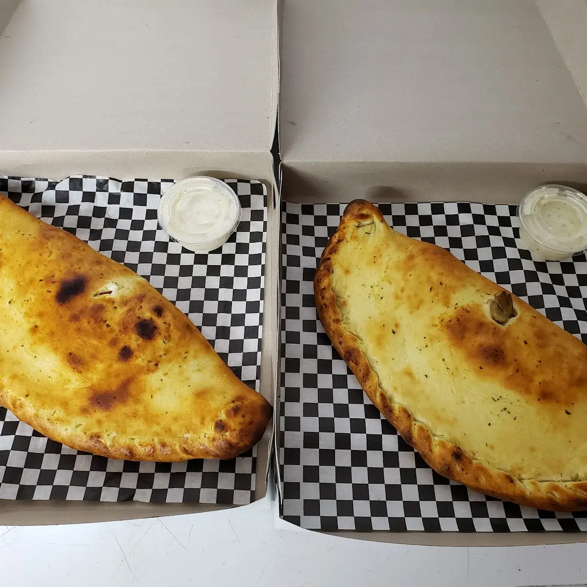 Calzone De Salsa Alfredo Sauce
