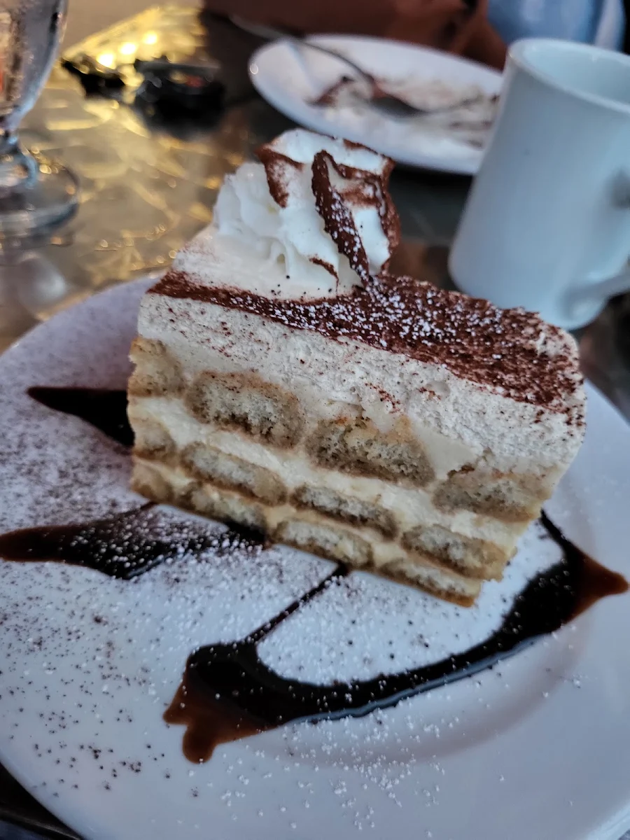Tiramisu Square, Fellini's - classic Italian cucina