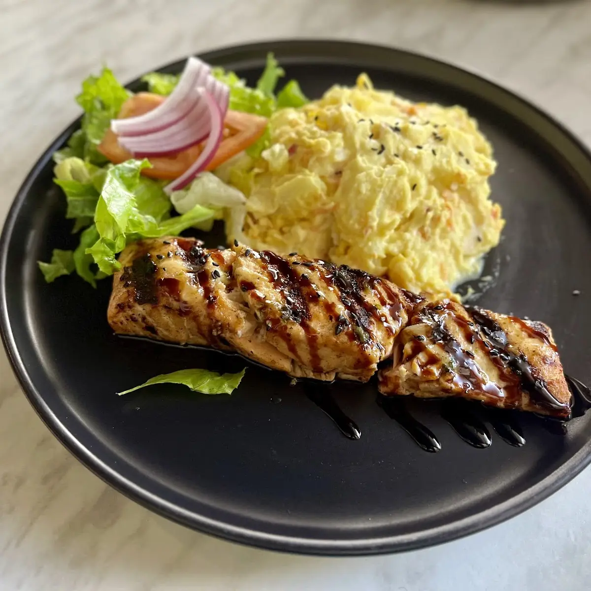 Salmón Teriyaki Con Ensalada de Papas