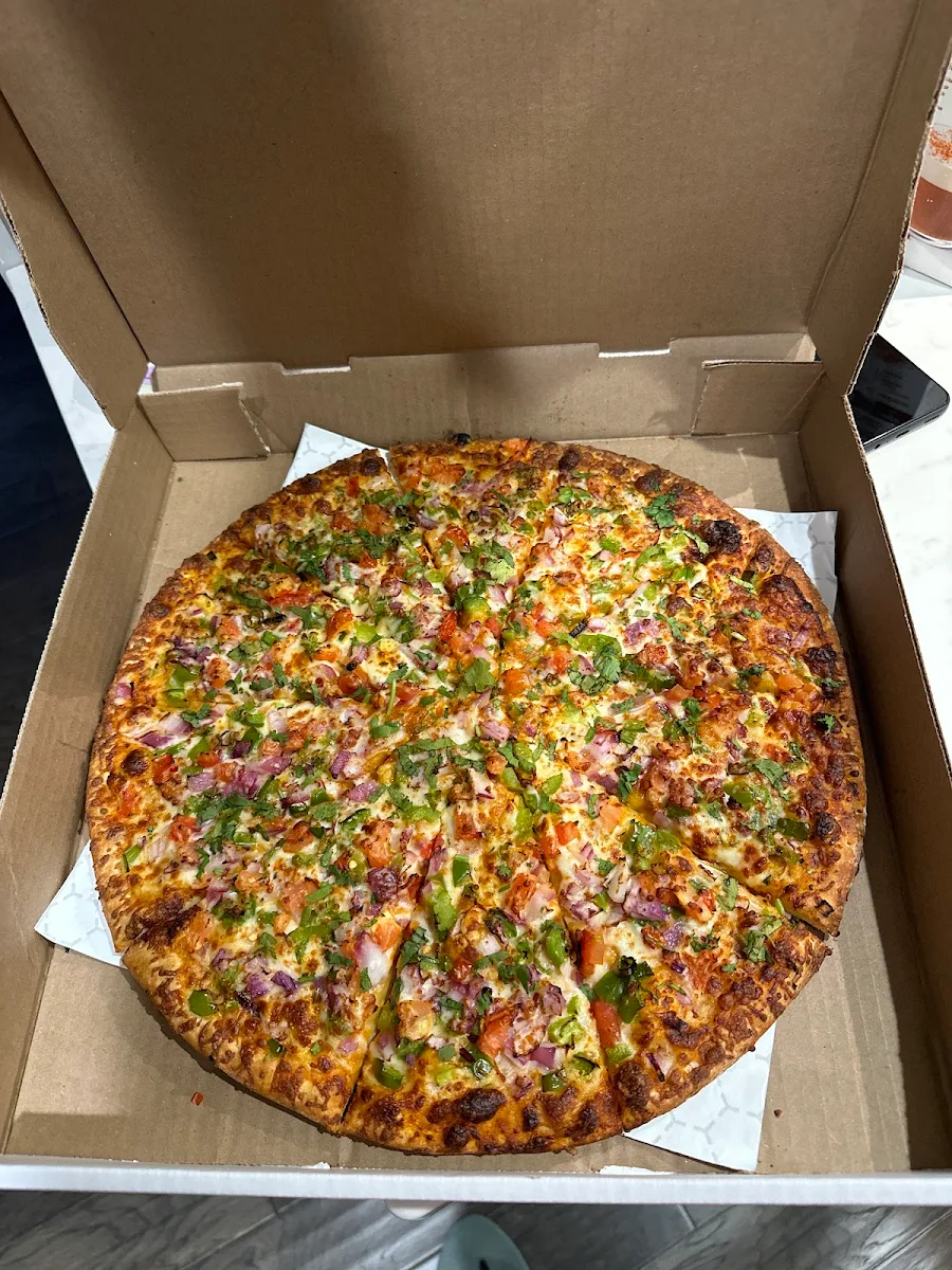 Special Butter Paneer Pizza: Large with 2 Dips & 2 Pops