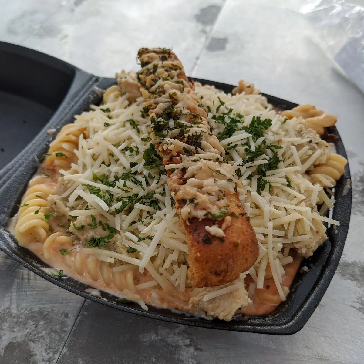El Clásico Rotini Con Pechuga De Pollo En Salsa Rosada