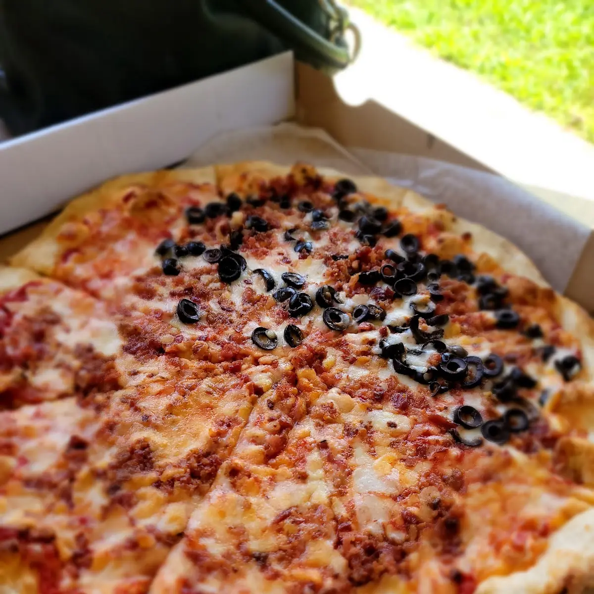 Bacon Black Olive Medium Pizza