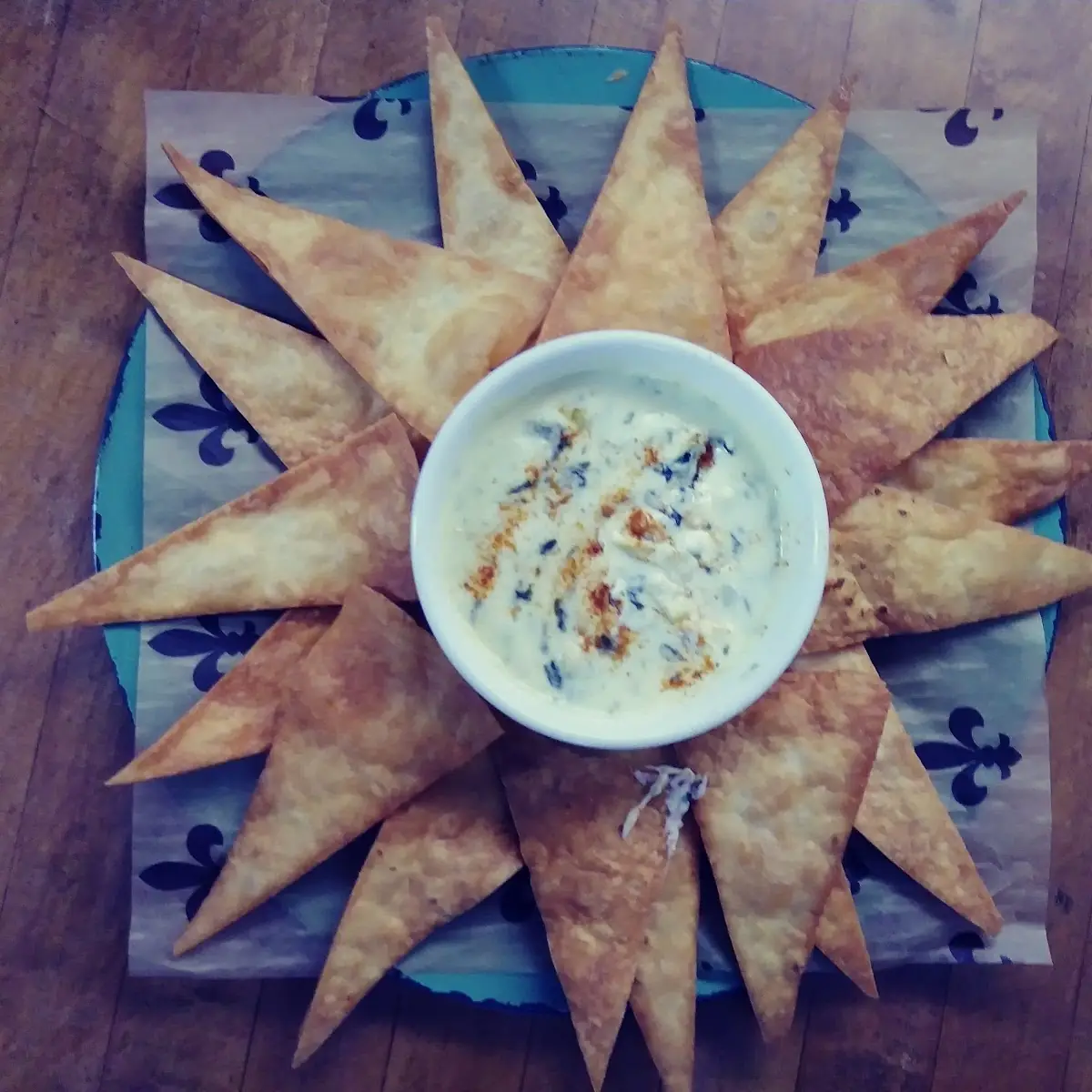 Fried Wontons with Spinach Artichoke Dip