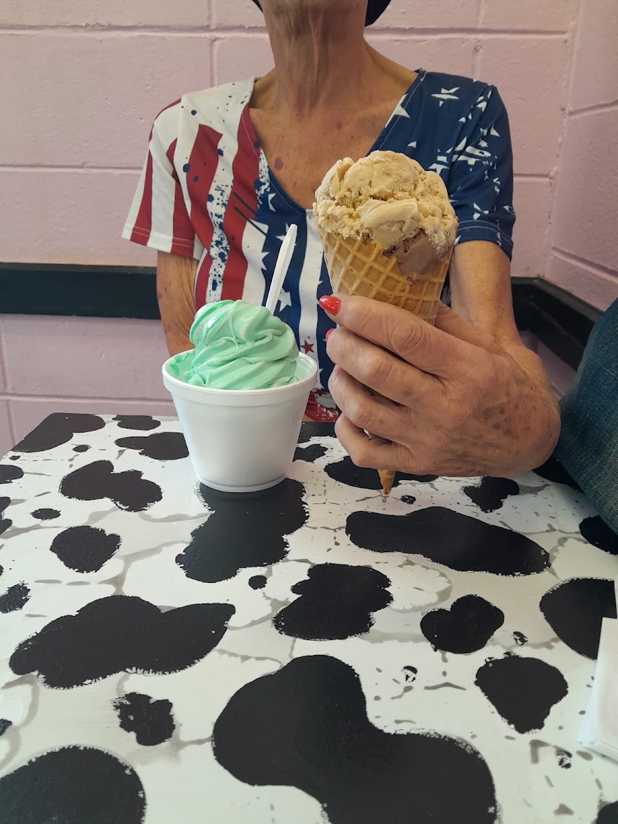Soft Serve Pistashio Van & Coffee & Choc Waffle Cone