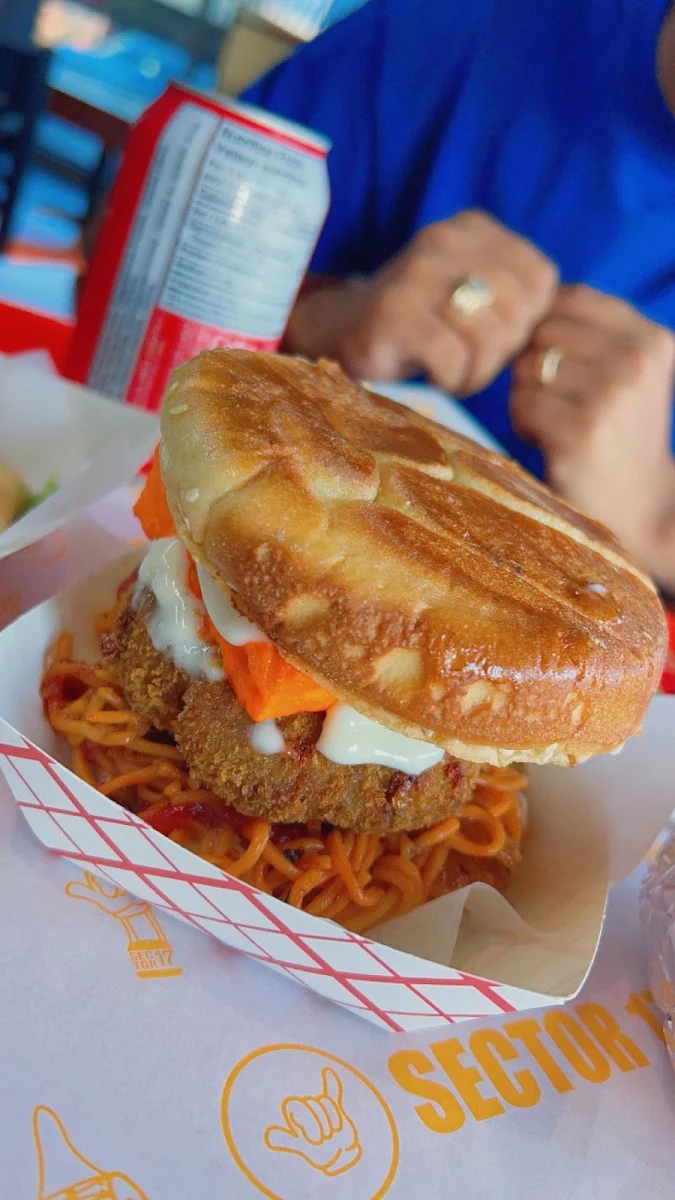 Chicken Noodle Burger, Sector 17