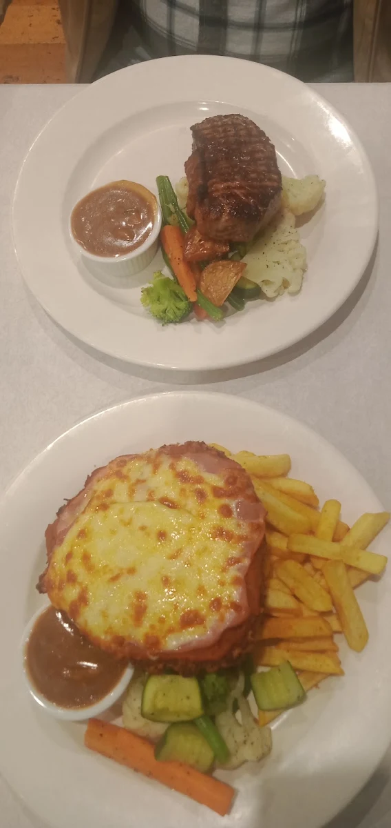 Parmigiana and Chips, Gunners Arms Tavern
