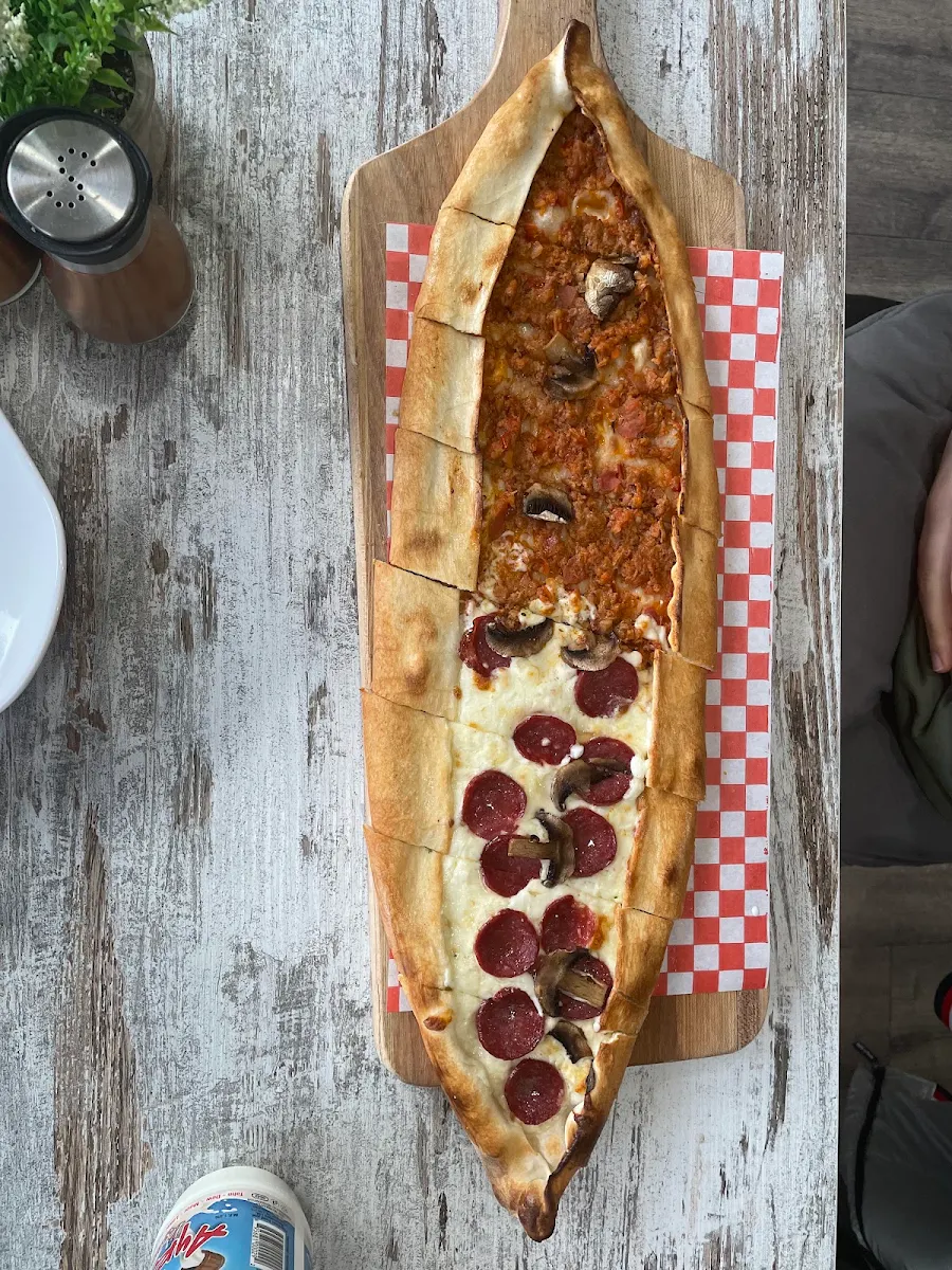 Sujuk Pizza Pide