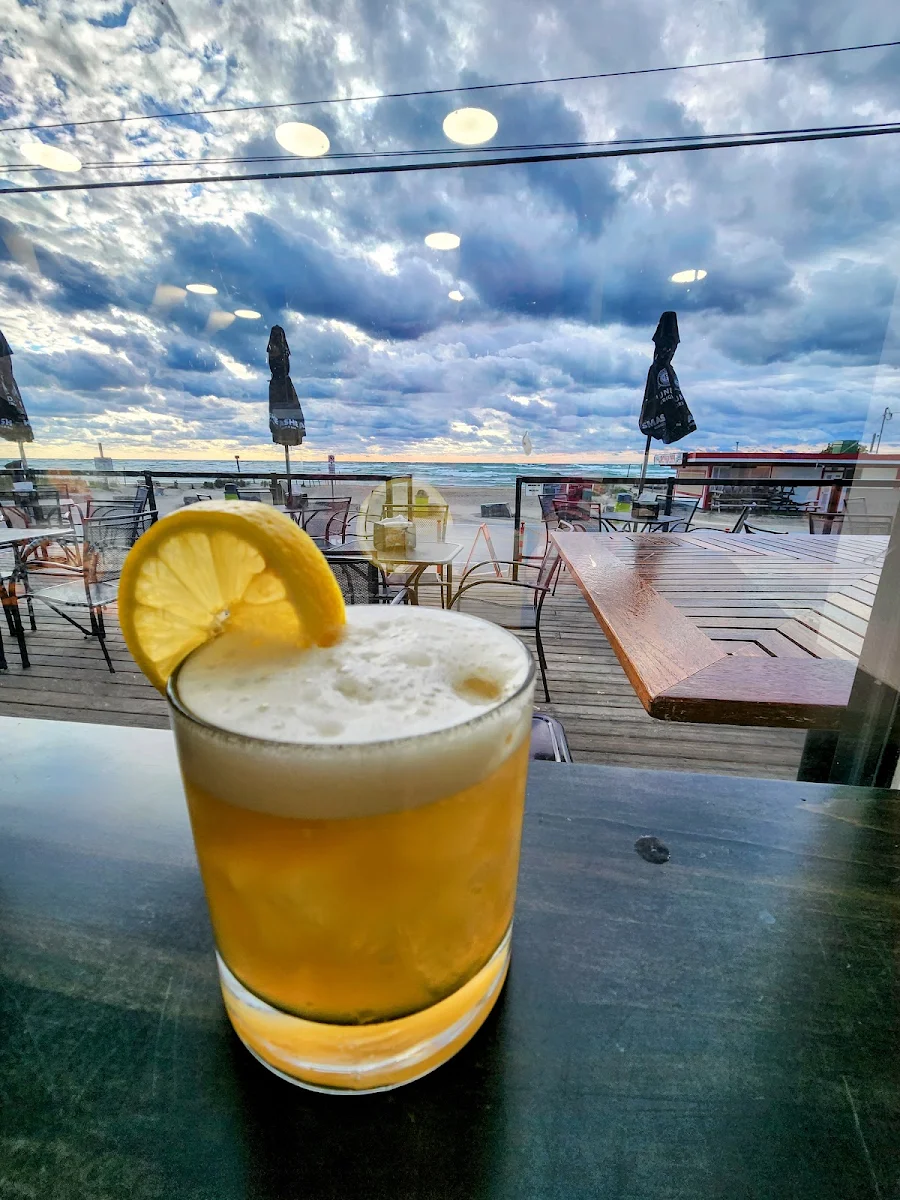 Canadian Sour Cocktail, SMASHED Burgers & Bar