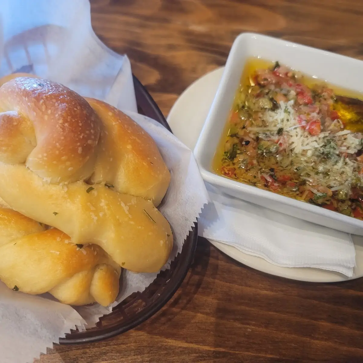 Garlic Knots with Dipping Sauce