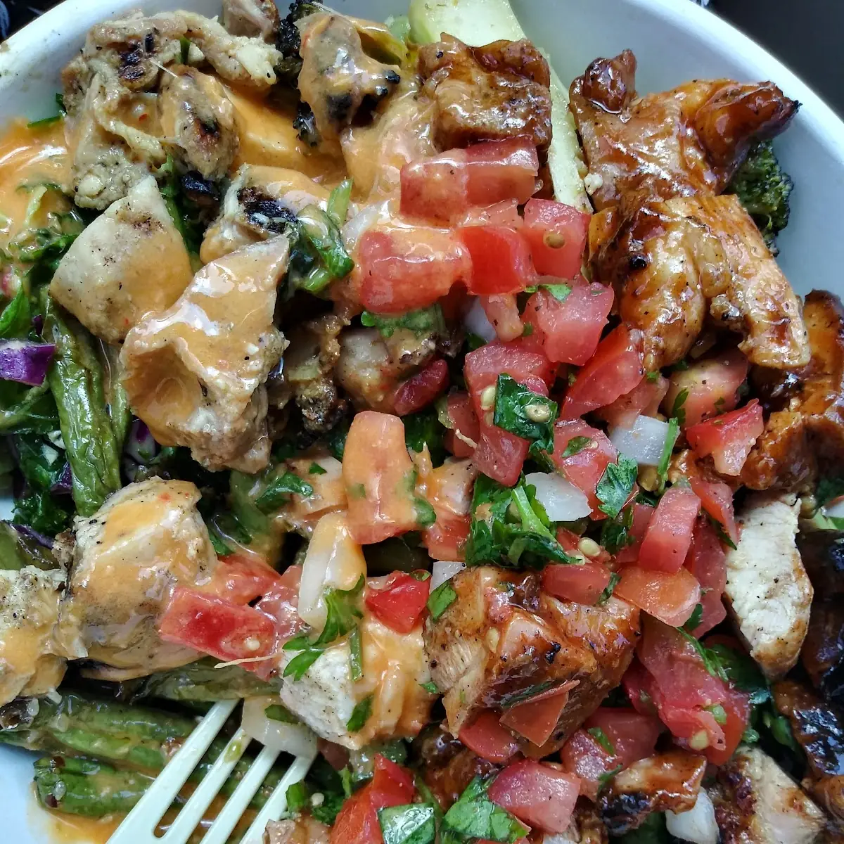 BBQ Chicken with Broccoli Green Beans and Pico De Gallo