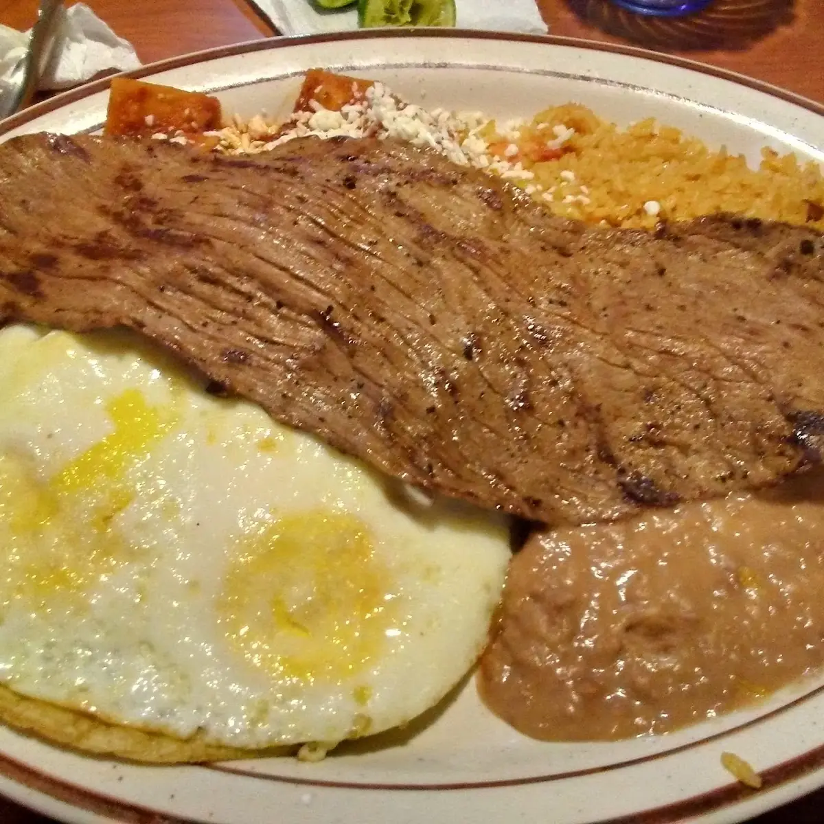 Chilaquiles Rojos Con Huevo Y Cecina