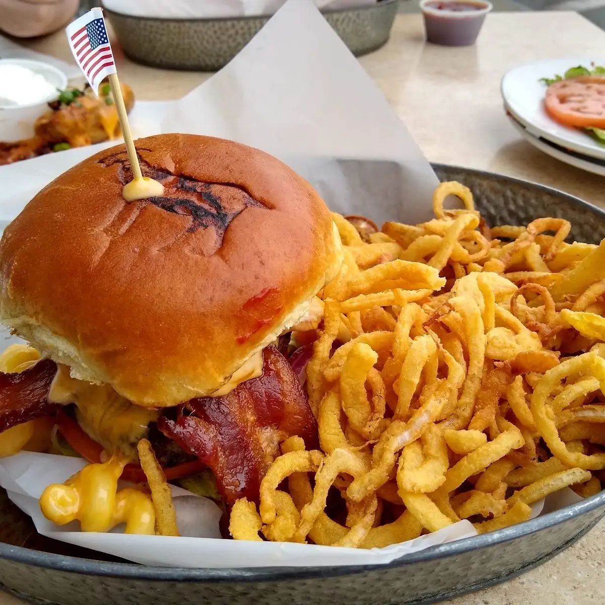 Bacon Mac and Cheese Burger