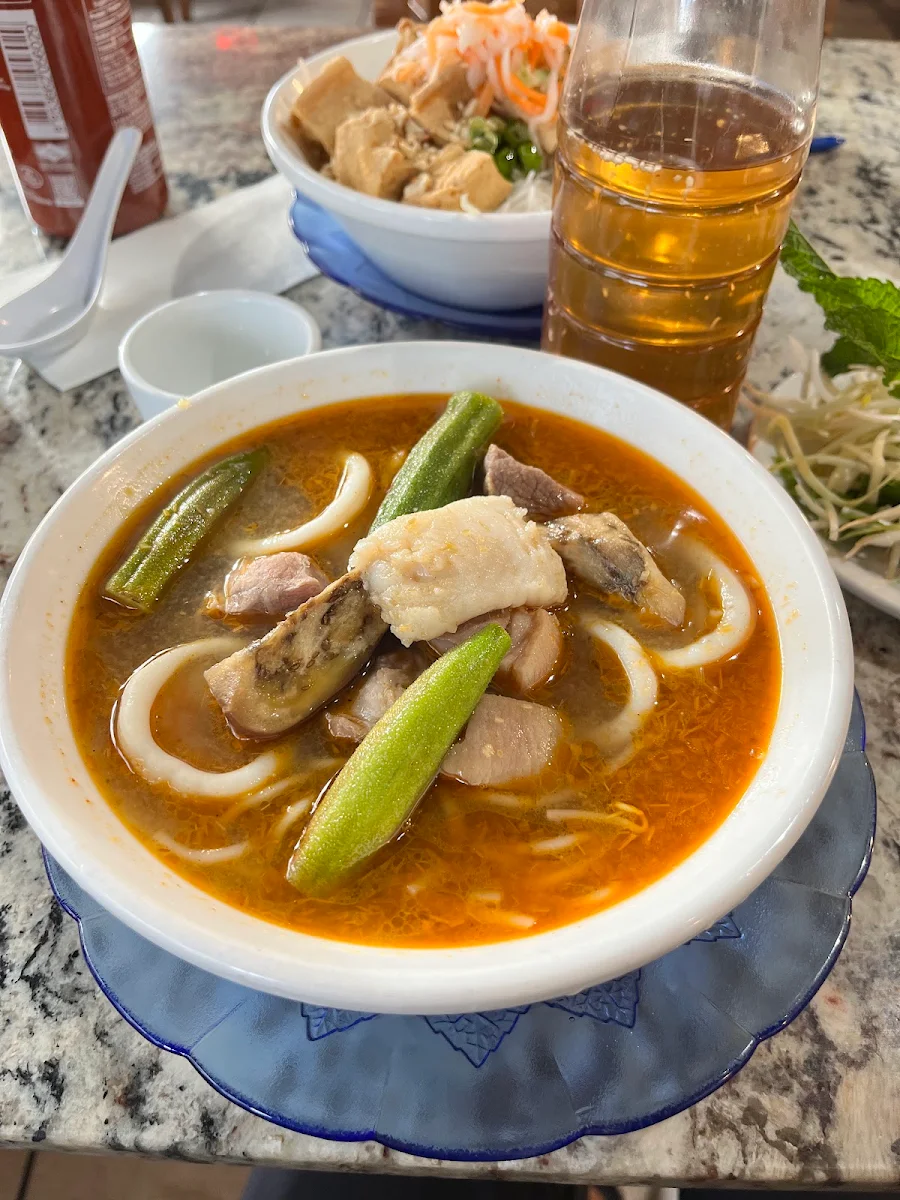 Bun Mam, Phở Hưng Restaurant
