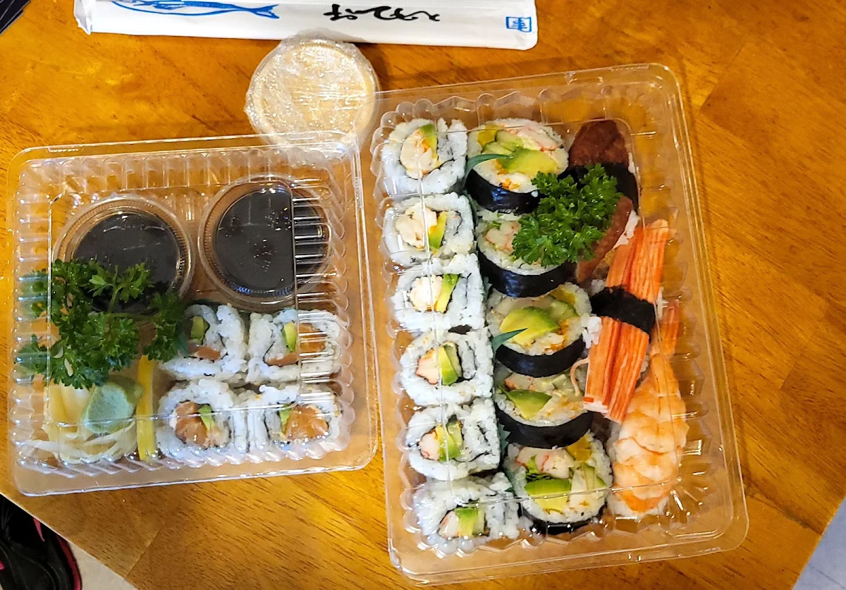 Combo 14pcs and Spicy Salmon Roll, Restaurant Ronda Sushi