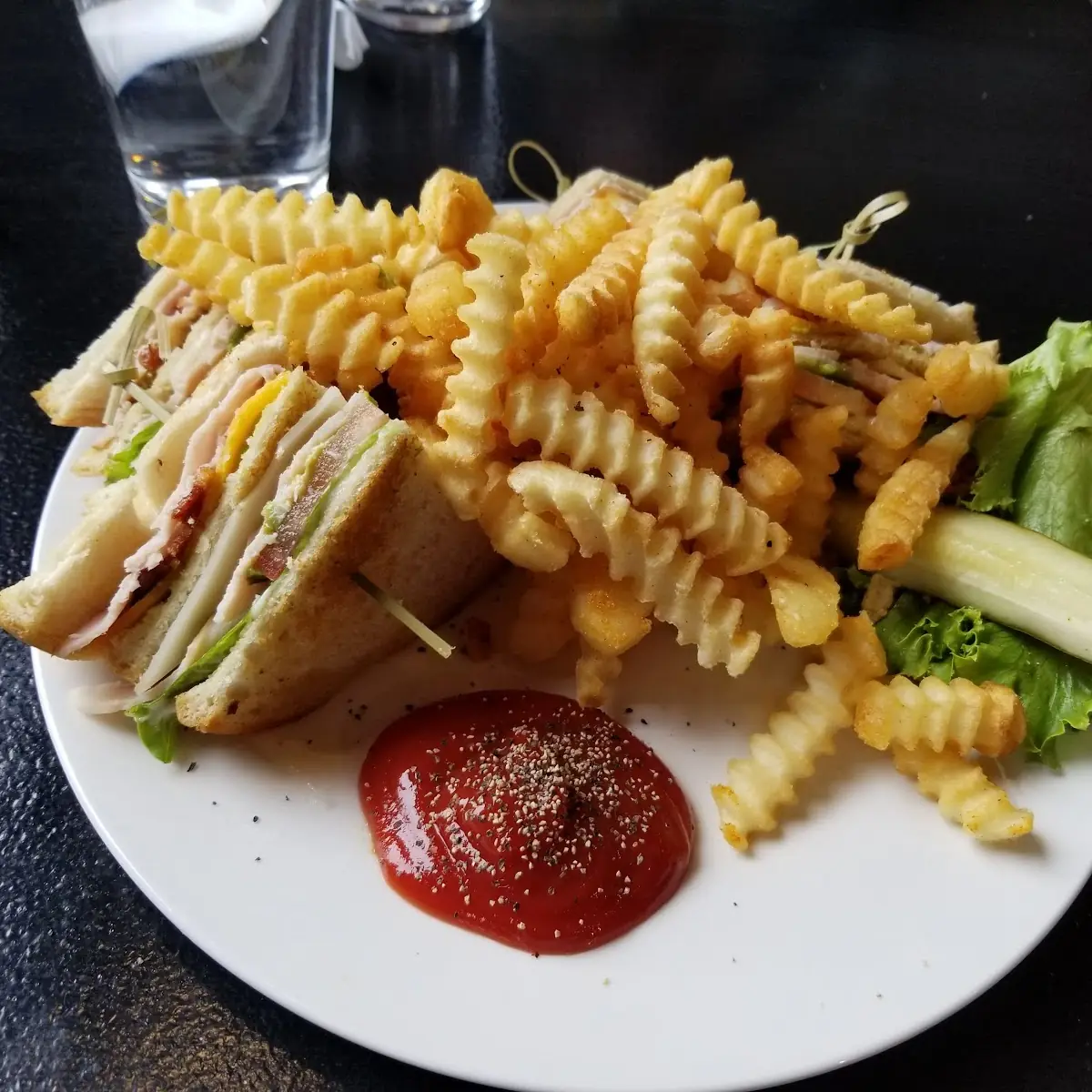 Caf'e Club Sandwich