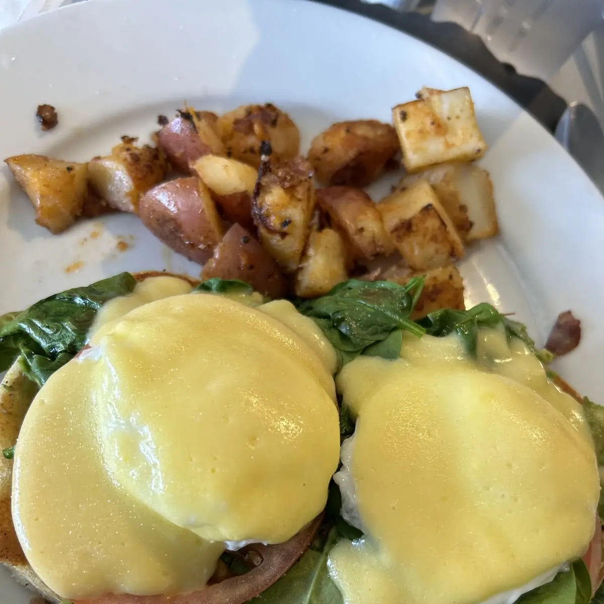 Grilled Tomato and Spinach Benedict with Fresh Fruit