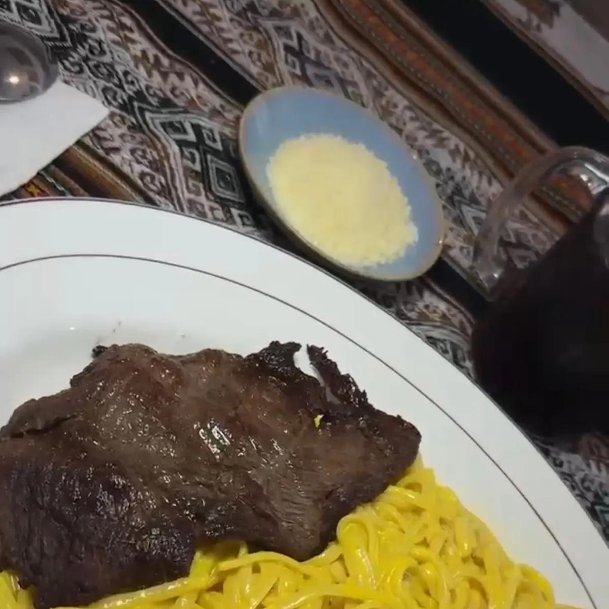Tallarines Verdes Con Bistec