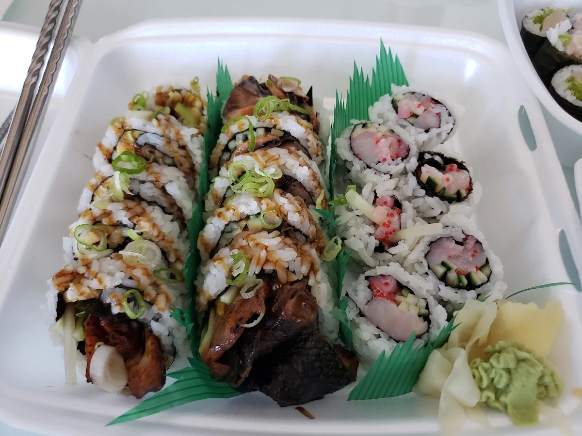 Unagi Roll and Chopped Scallop Roll, Woomi Sushi