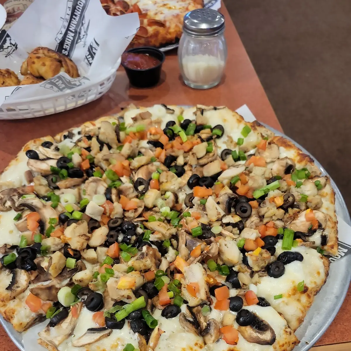 Robbers Roost Pizza w Garlic Sauce