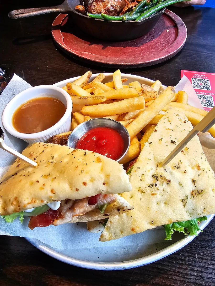 Chicken Avocado Sandwich, 3 Brasseurs - Kanata