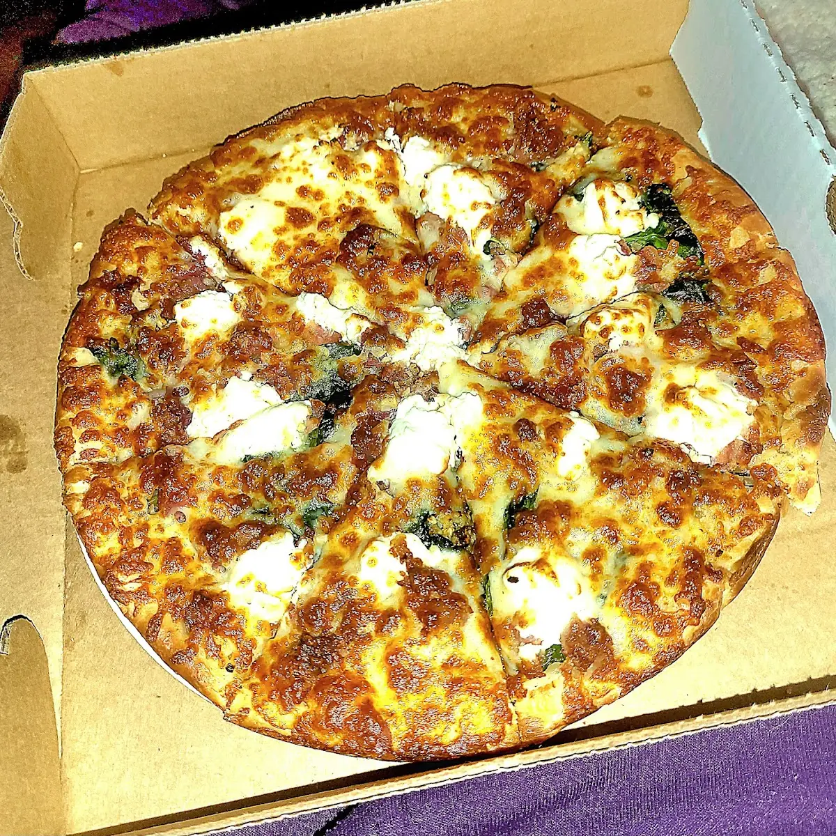 White Pizza w Garlic Sauce Ricotta Spinach Garlic & Light Bacon